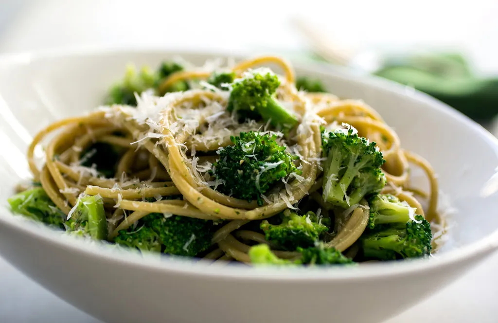 Spaghetti avec brocoli et pesto de ricotta aux noix
