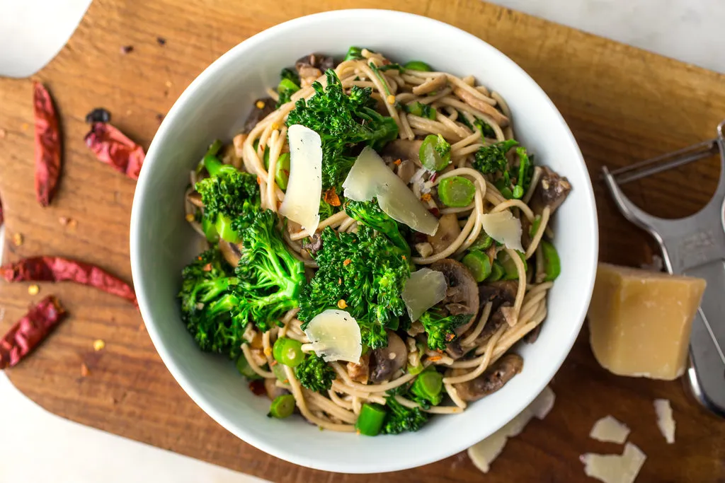 Spaghetti sans gluten avec brocoli bébé, champignons et noix