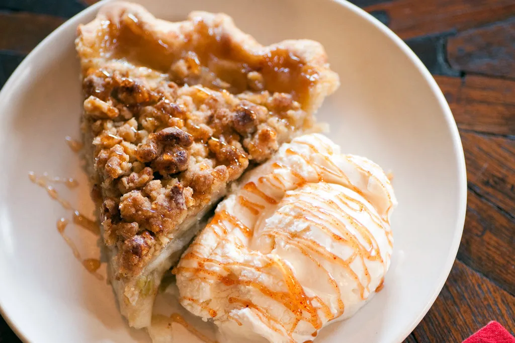 Tarte aux pommes et piments verts avec croûte au cheddar