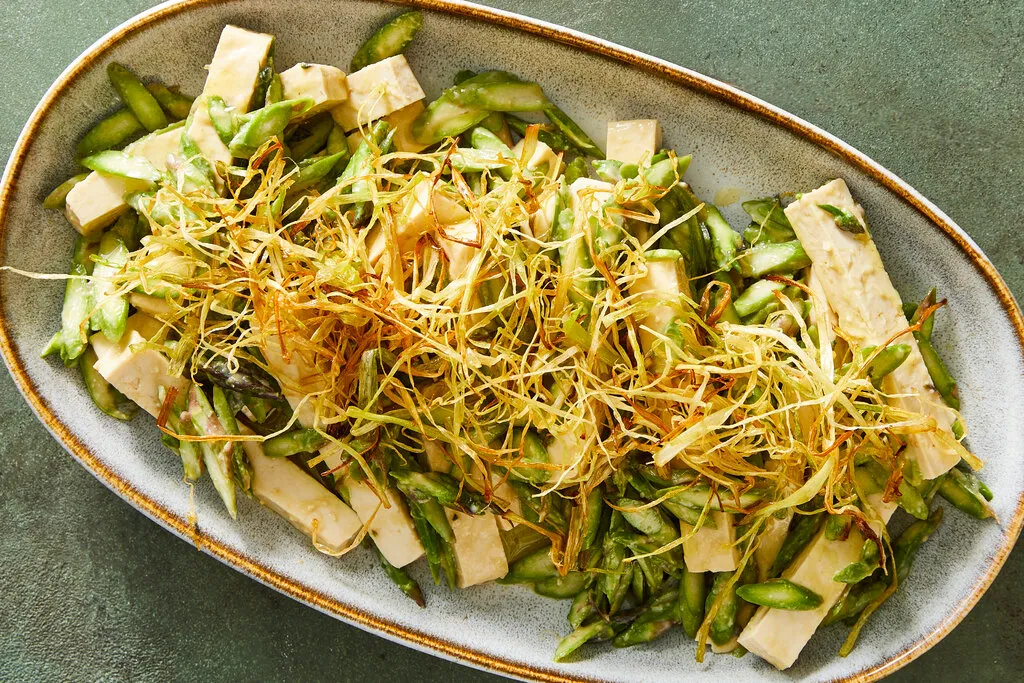 Tofu et asperges avec poireaux frisés
