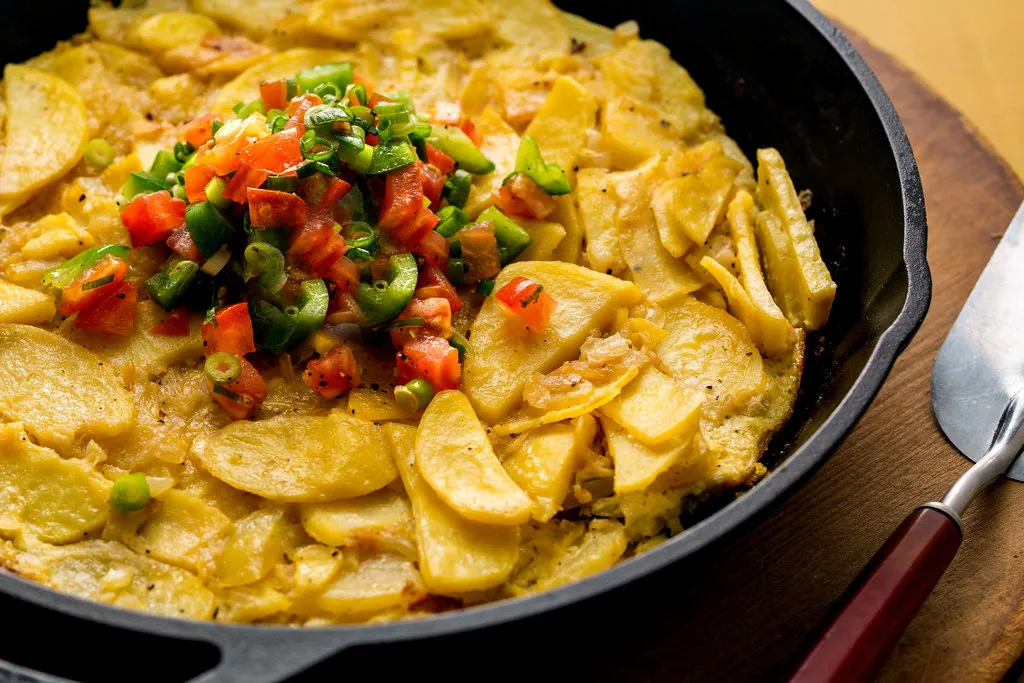 Tortilla espagnole avec salade de tomates et poivrons