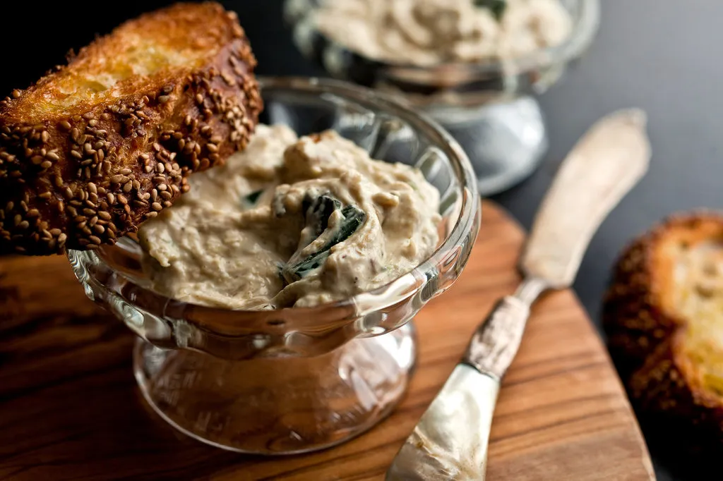 Trempette de courge d'été, tahini et yaourt