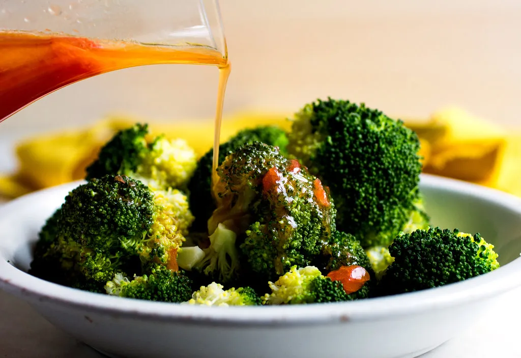 Vinaigrette de pamplemousse avec des légumes verts ou du brocoli
